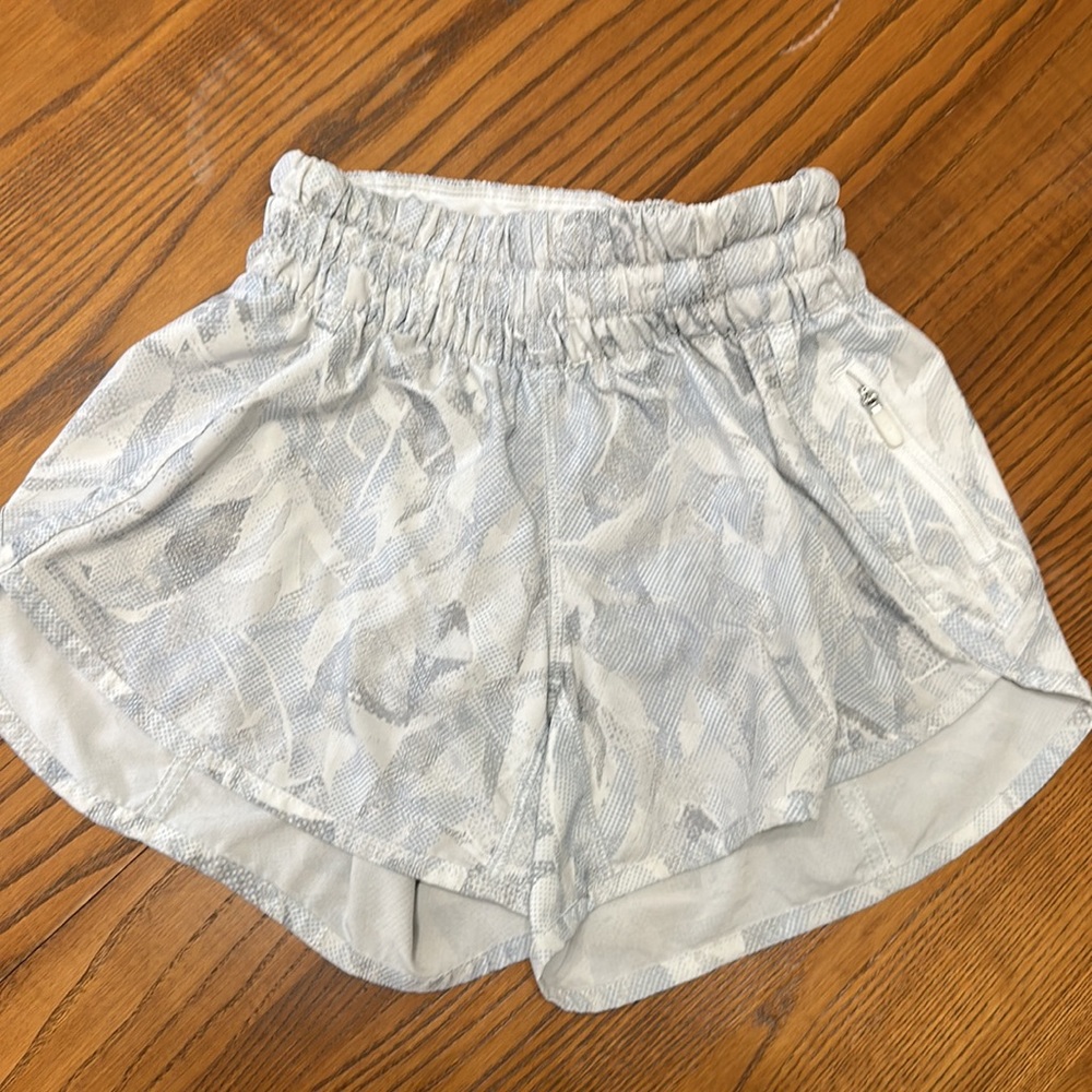 Lululemon Track That short Mini Tropical Shadow Starlight white gray 2